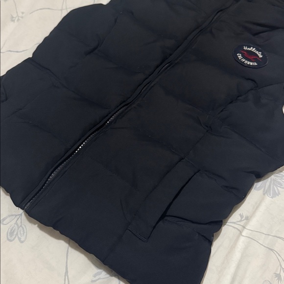 Hollister Women Hooded Puffer Vest (Size: S) - Picture 3 of 9
